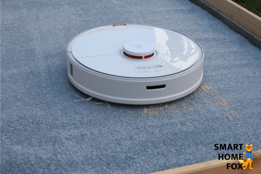 The Roborock S7 removes oat flakes from a high carpet
